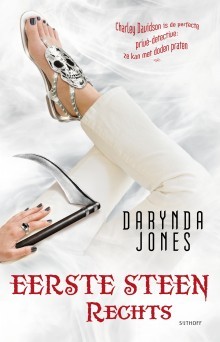 Eerste Steen Rechts – Darynda Jones